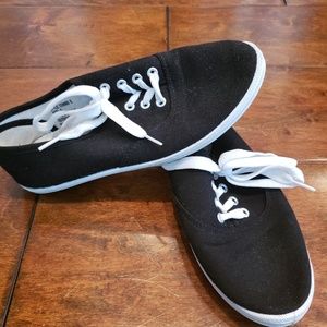 Twisted brand tennis shoes